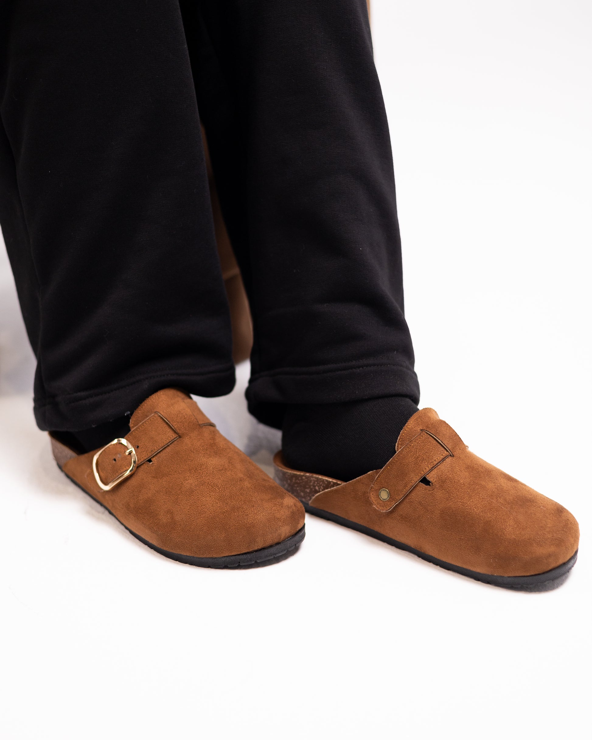 WOMEN'S TOBACCO BROWN CLOGS